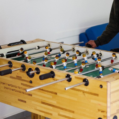 Zwei M+nner spielen am Kicker